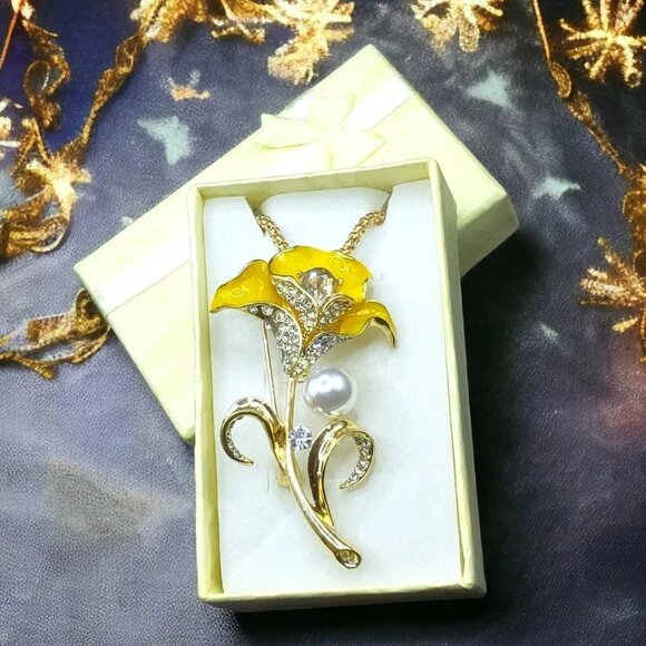 Yellow Calla Lily Pendant Necklace Gold Tone Pearl Rhinestone Giftboxed - Picture 1 of 6